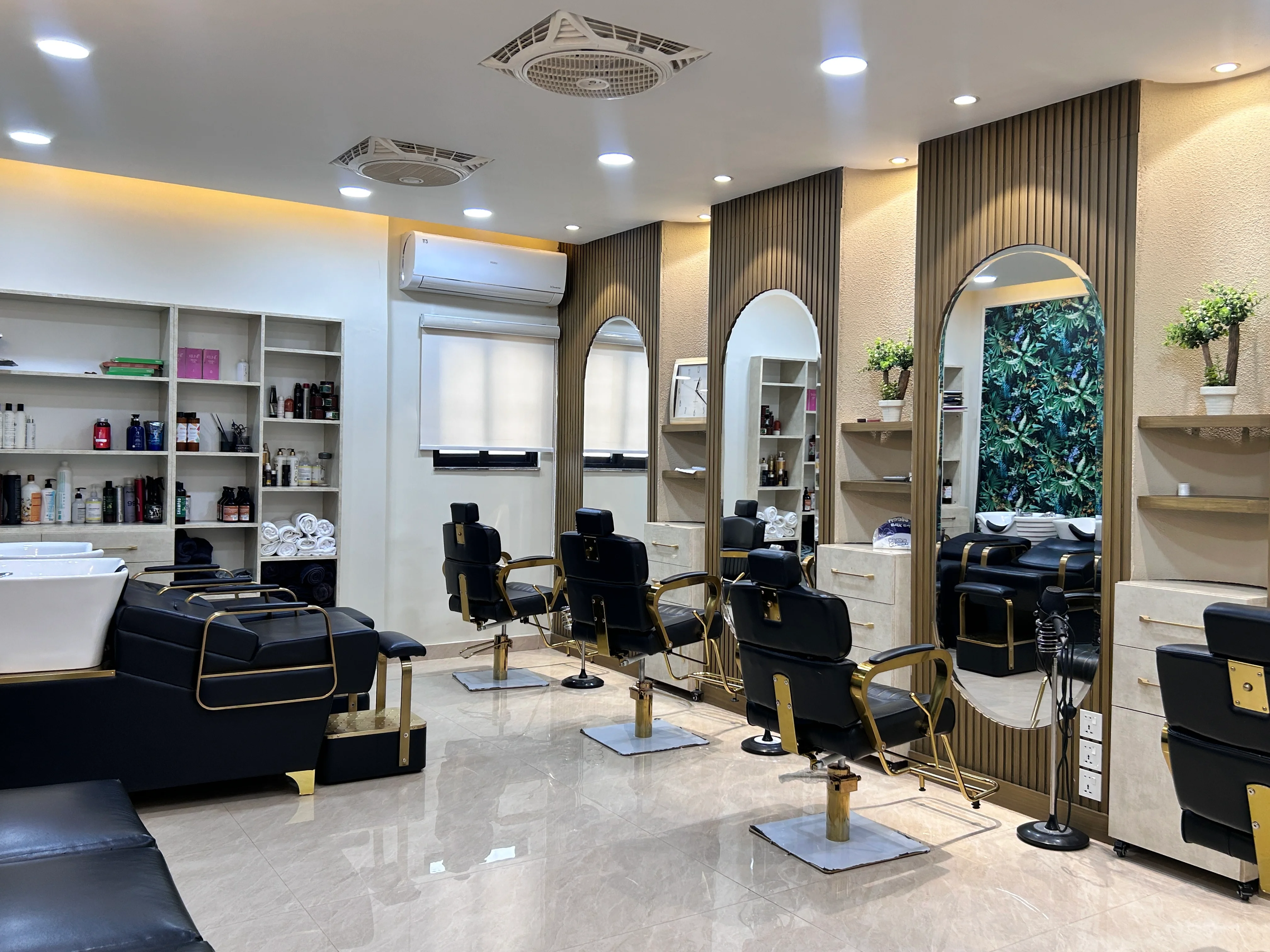 Ameeraz Saloon interior